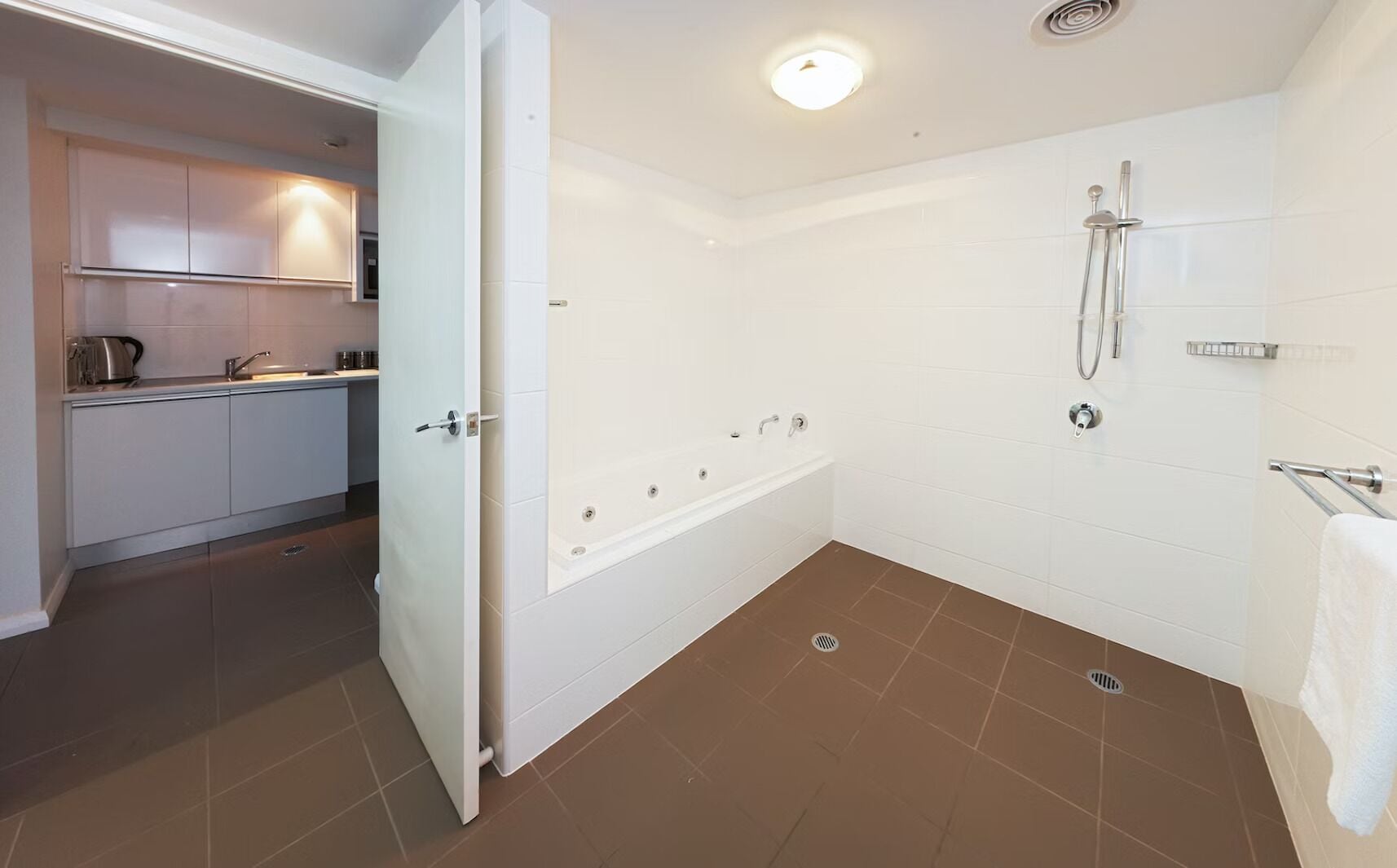 Un bagno moderno con vasca, doccia e servizi igienici.