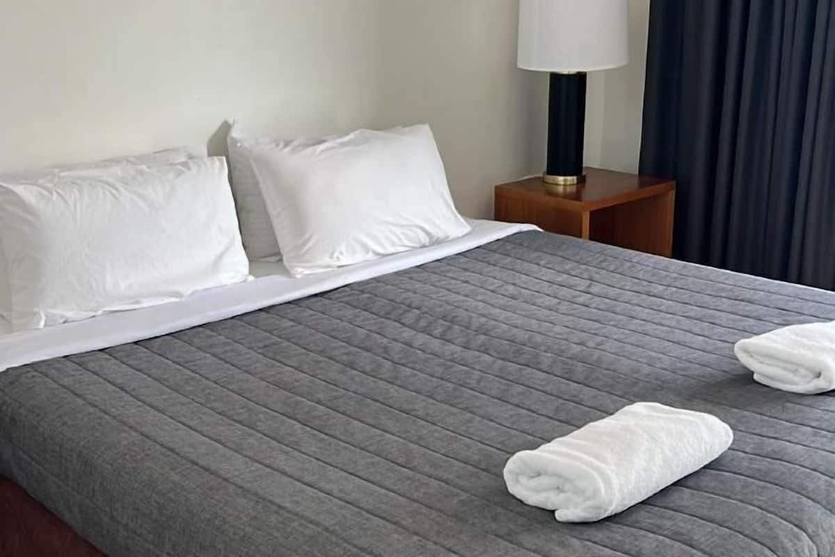 2 bedrooms, iron/ironing board, bed sheets