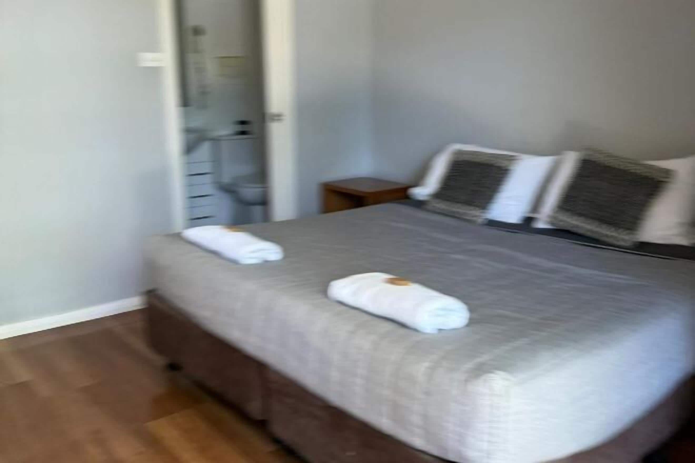 2 bedrooms, iron/ironing board, bed sheets