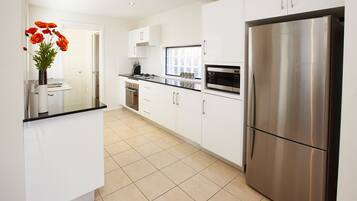 Frigorífico grande, microondas, placa de cocina y lavavajillas