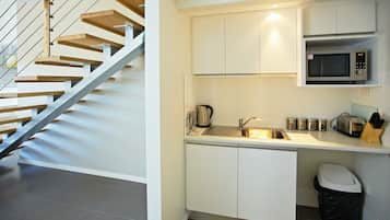 Loft | Private kitchen | Full-size fridge, microwave, stovetop, dishwasher