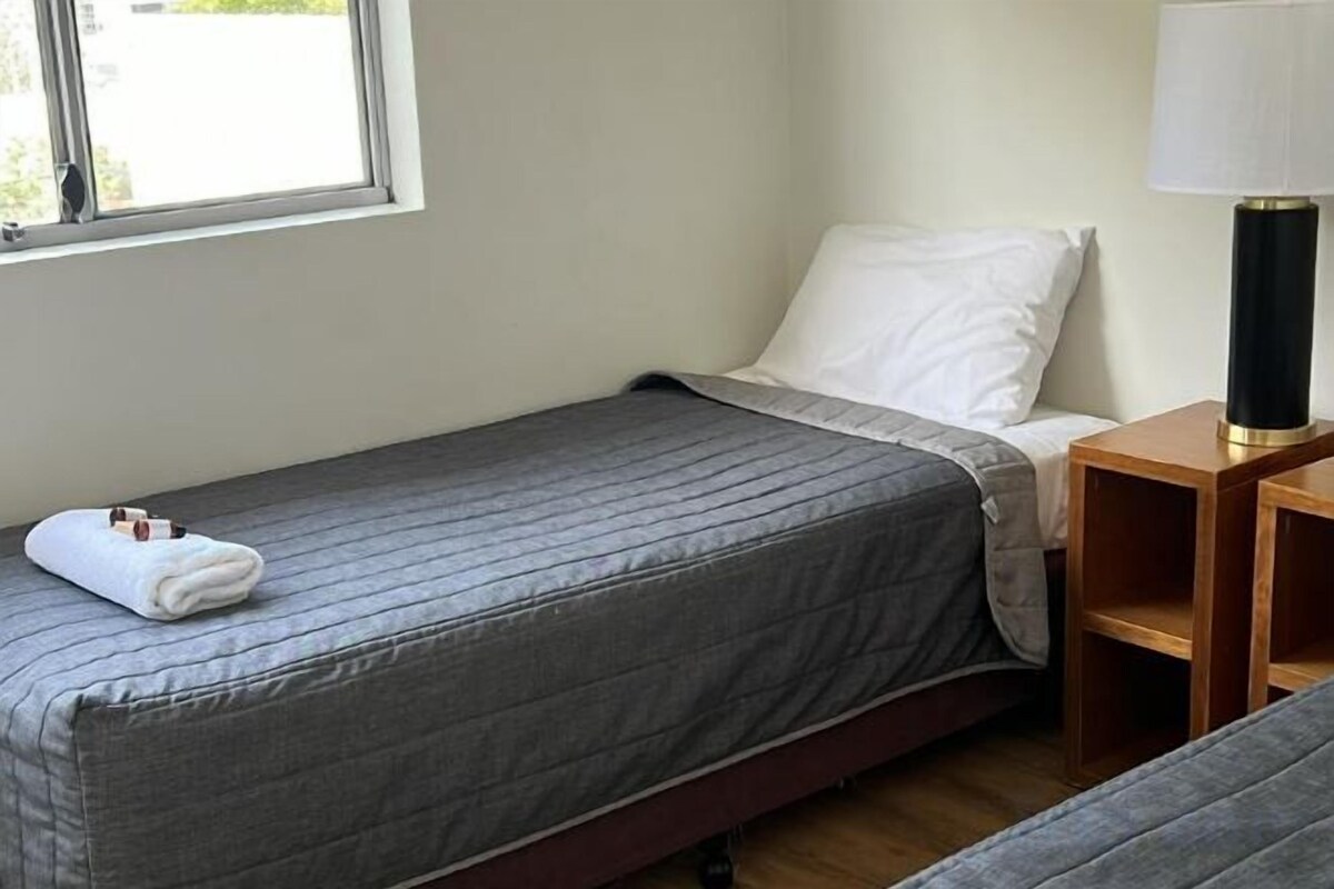 2 bedrooms, iron/ironing board, bed sheets