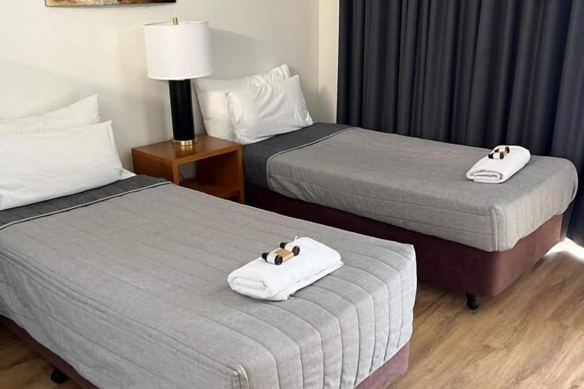 2 bedrooms, iron/ironing board, bed sheets