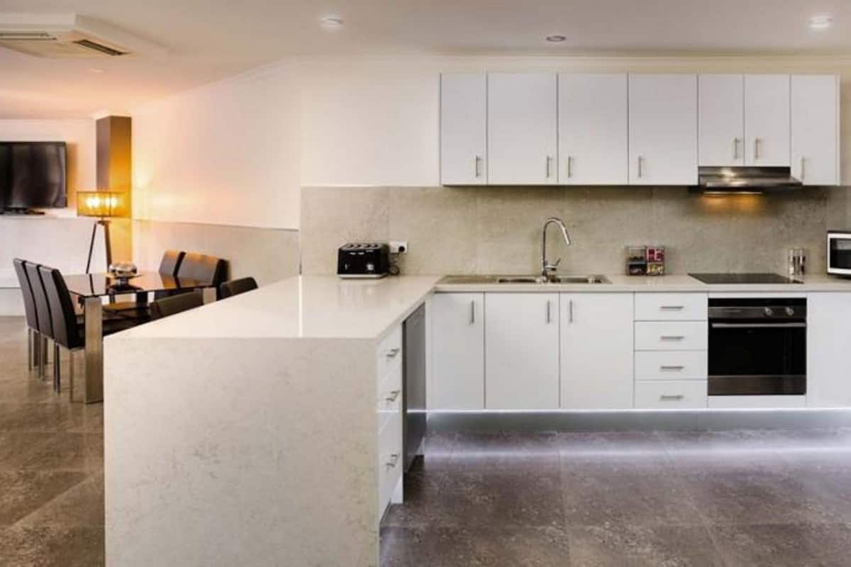 Appartement, 3 slaapkamers | Privékeuken | Een koelkast/vriezer, een magnetron, een oven, een kookplaat