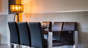 Appartement, 3 chambres | Restauration dans la chambre