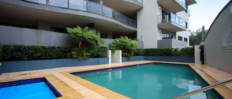Una piscina al aire libre
