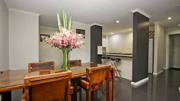 Apartamento, 2 quartos | Opções para refeição no quarto