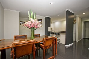 In-room dining - Nautilos Apartments (Newcastle)