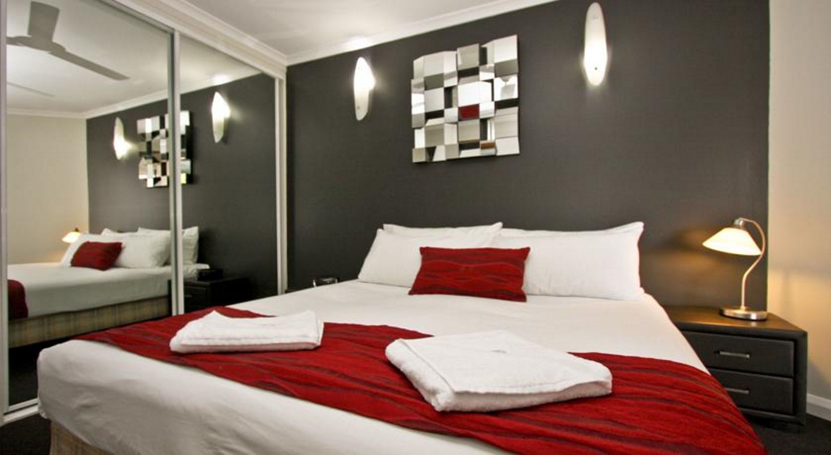 2 habitaciones, escritorio, tabla de planchar con plancha y cunas 