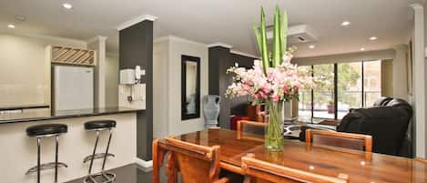 Apartment, 2 Bedrooms | In-room dining
