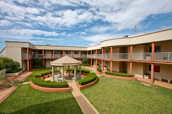 Property grounds - Cosmopolitan Apartments (Hamilton)