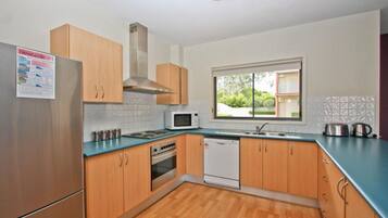 Full-sized fridge, microwave, stovetop, dishwasher