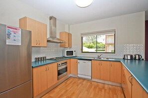 Full-sized fridge, microwave, stovetop, dishwasher - Cosmopolitan Apartments (Hamilton)