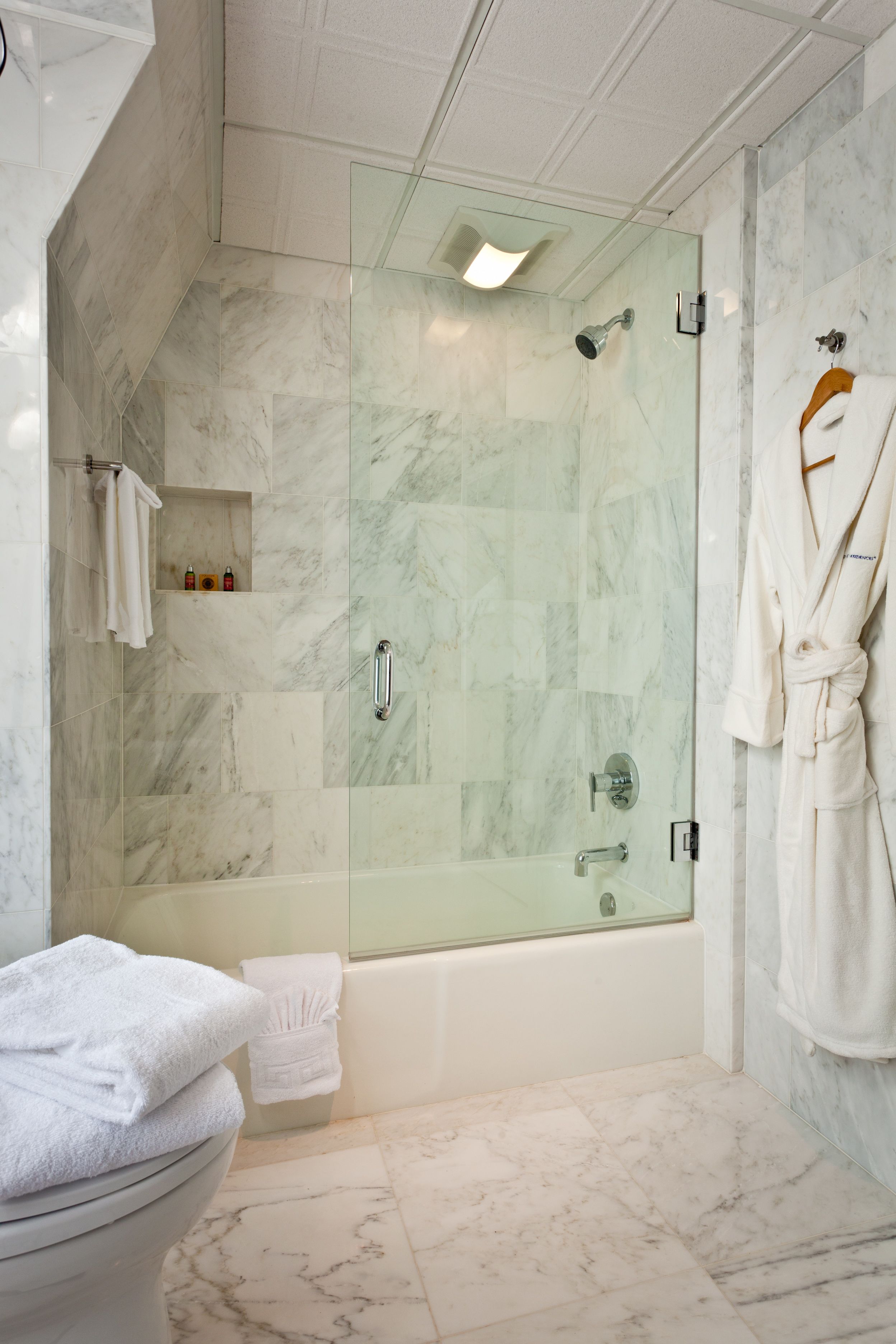 classic room, 1 king bed | bathroom | combined shower/bathtub, free toiletries, hair dryer, bathrobes