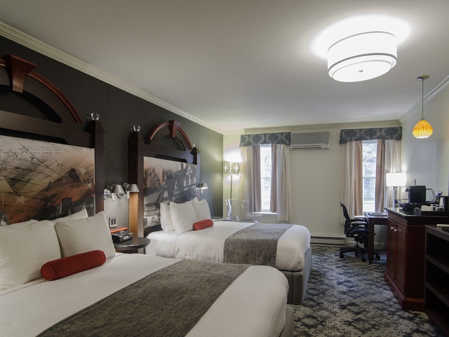 Rom – classic, 2 queensize-senger | Safe på rommet, skrivebord og skrivebord for bærbar PC