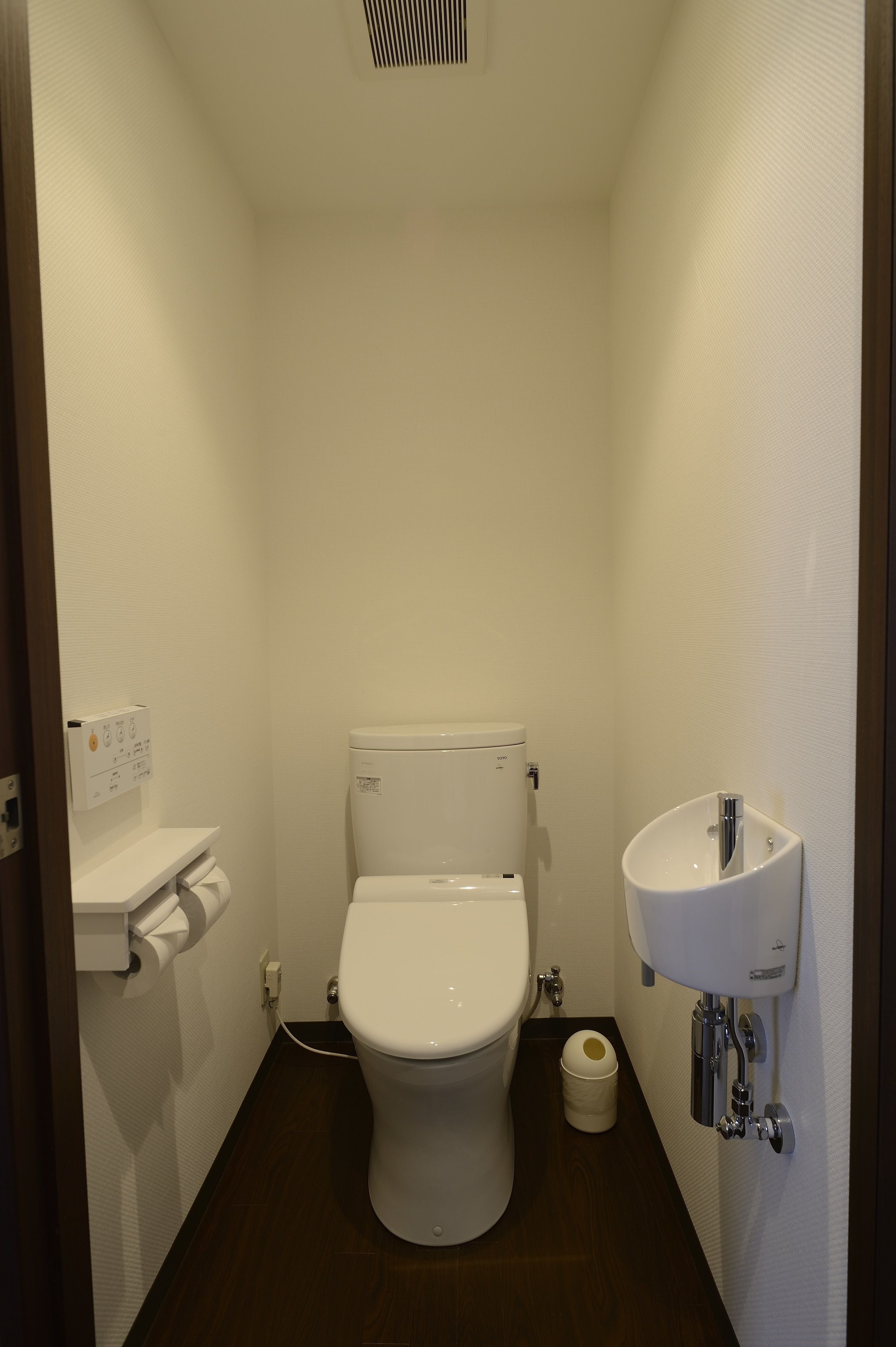 separate bathtub and shower, spring water bathtub, hair dryer, slippers