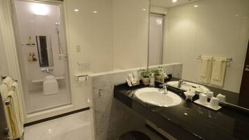 Habitación superior con 2 camas individuales, no fumadores | Baño | Bañera y ducha independientes, bañera de agua termal y secador de pelo