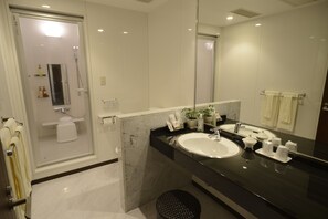 Superior Twin kamer, niet-roken | Badkamer | Een aparte badkuip en douche, een bronwaterbad, een haardroger