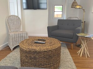 Suite familiar, accessible | Sala d'estar | Televisor de pantalla plana 