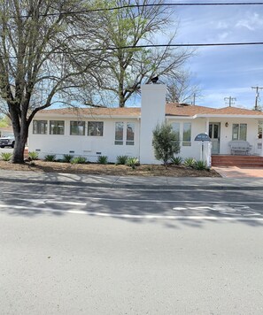 A white building with a sign reading "1823 Lake St. Carlin Cottages." - Carlin Cottages (Calistoga)