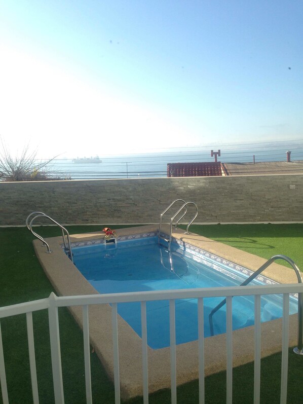 Piscina externa, espreguiçadeiras