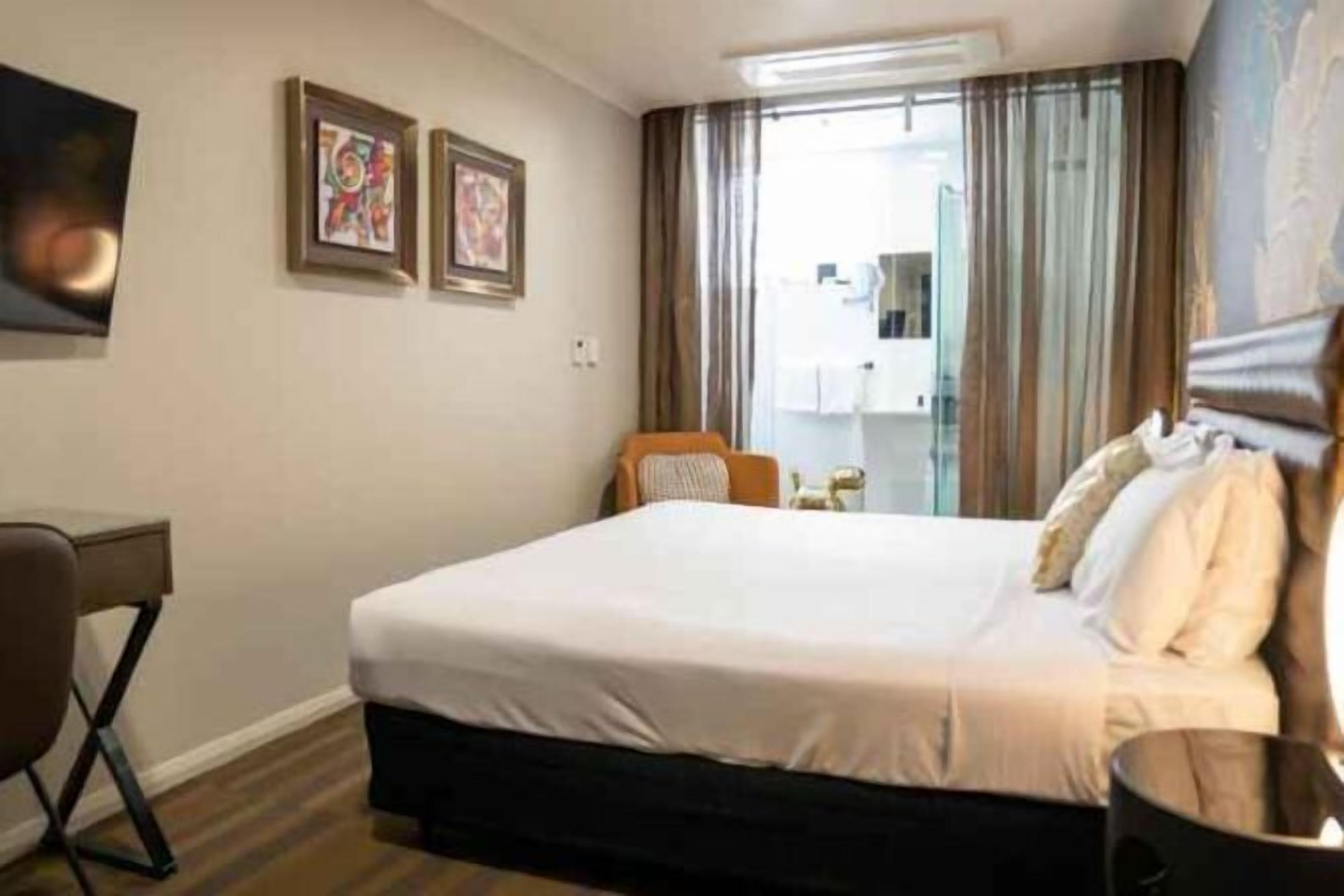 Premium bedding, in-room safe, desk, blackout drapes