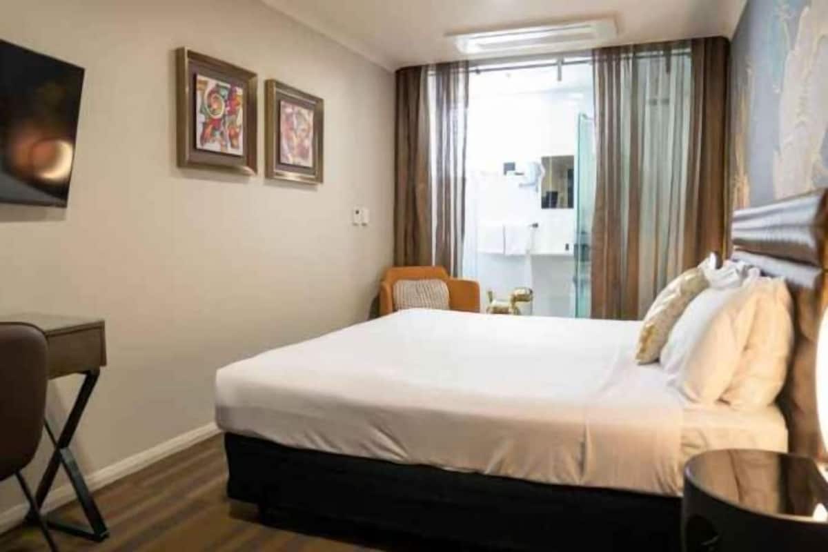 Premium bedding, in-room safe, desk, blackout drapes