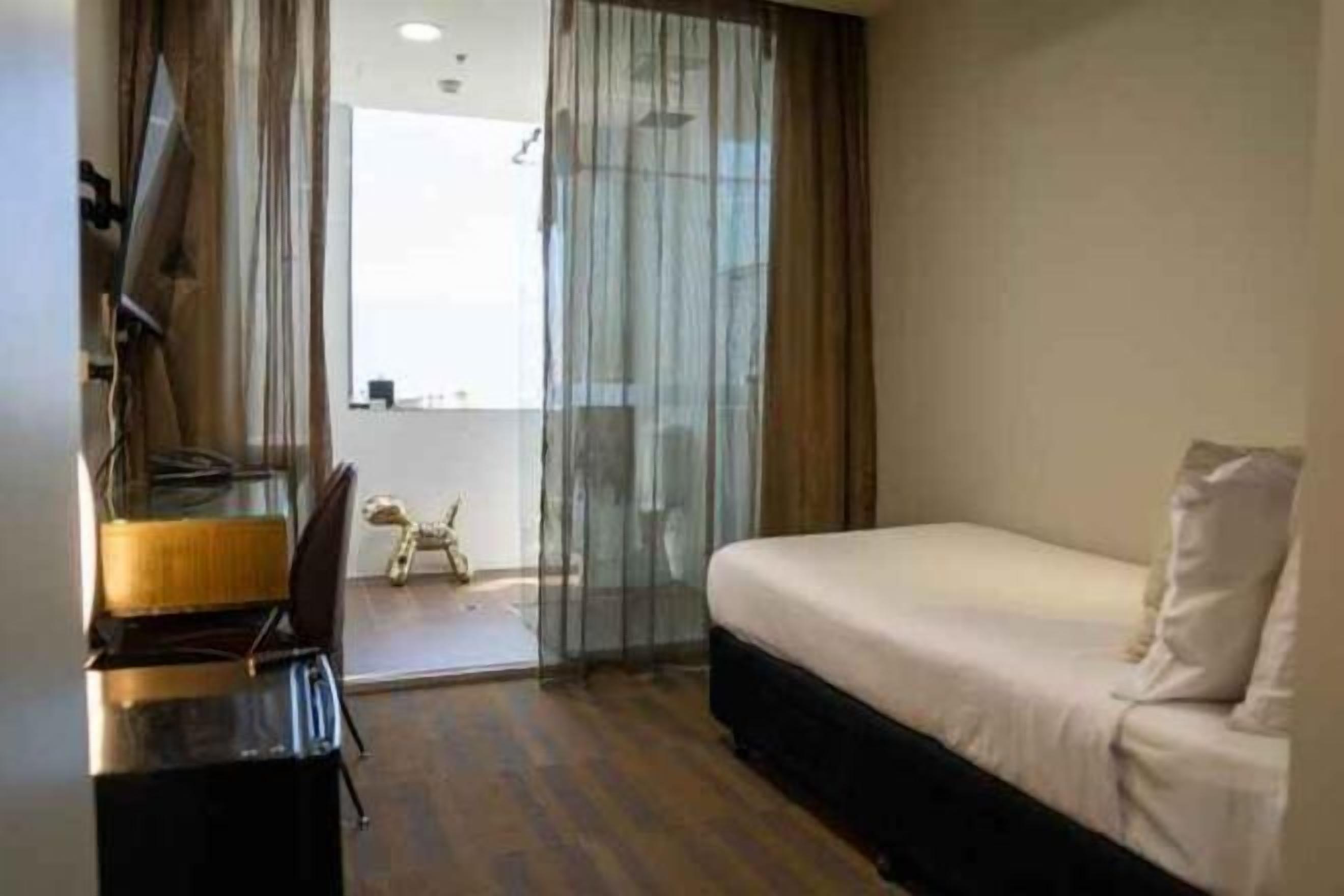 Premium bedding, in-room safe, desk, blackout drapes