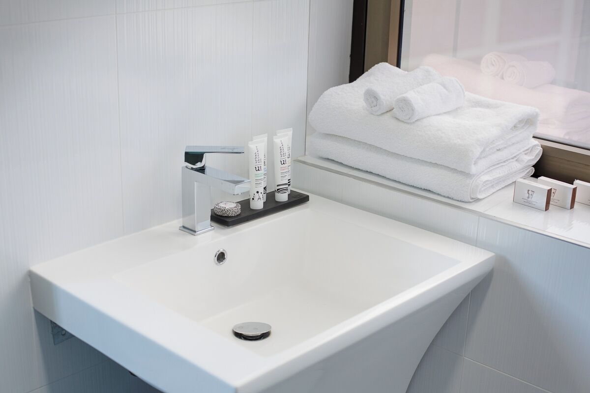 dancing queen twin | bathroom | shower, designer toiletries, hair dryer, towels