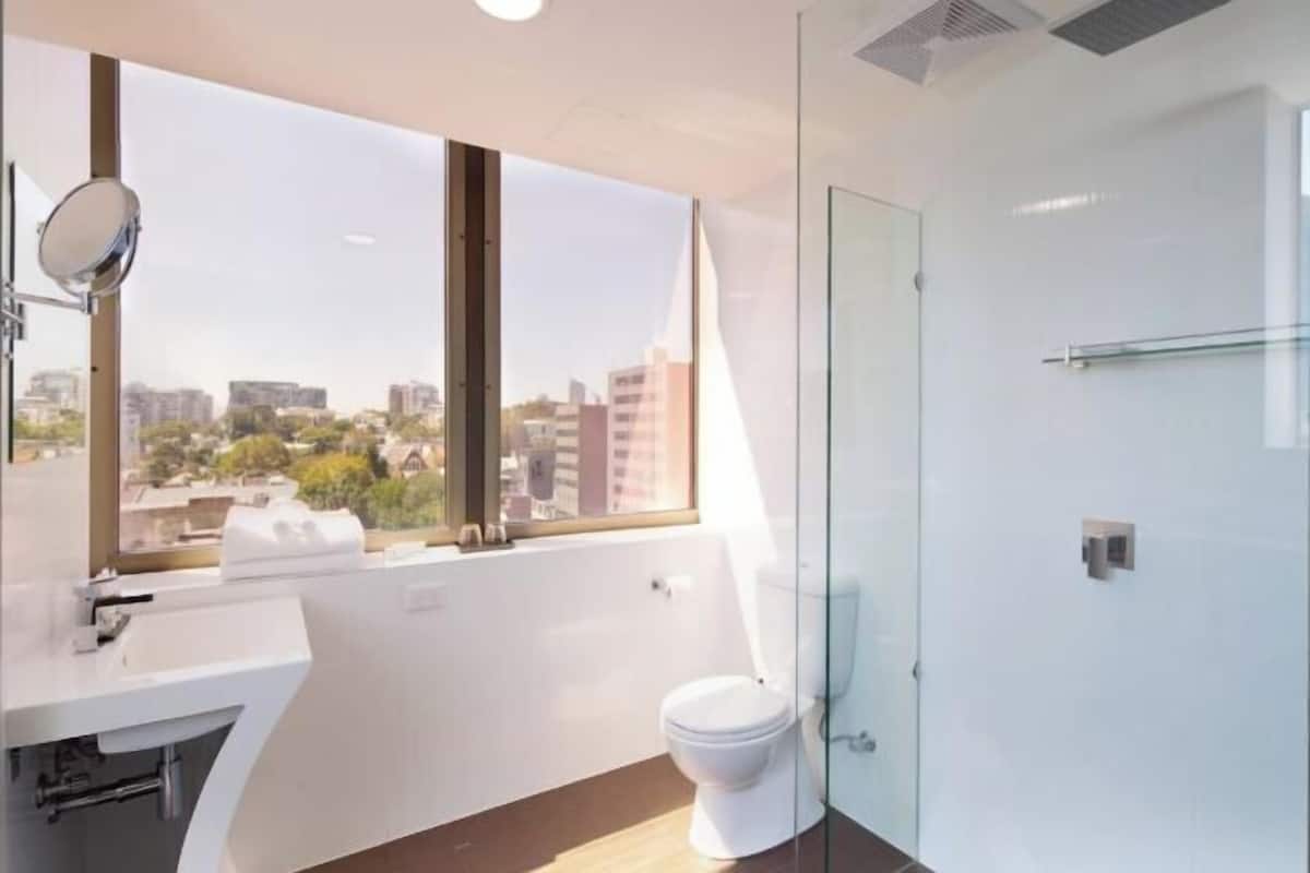 Badezimmer | Dusche, Designer-Toilettenartikel, Haartrockner, Handtücher