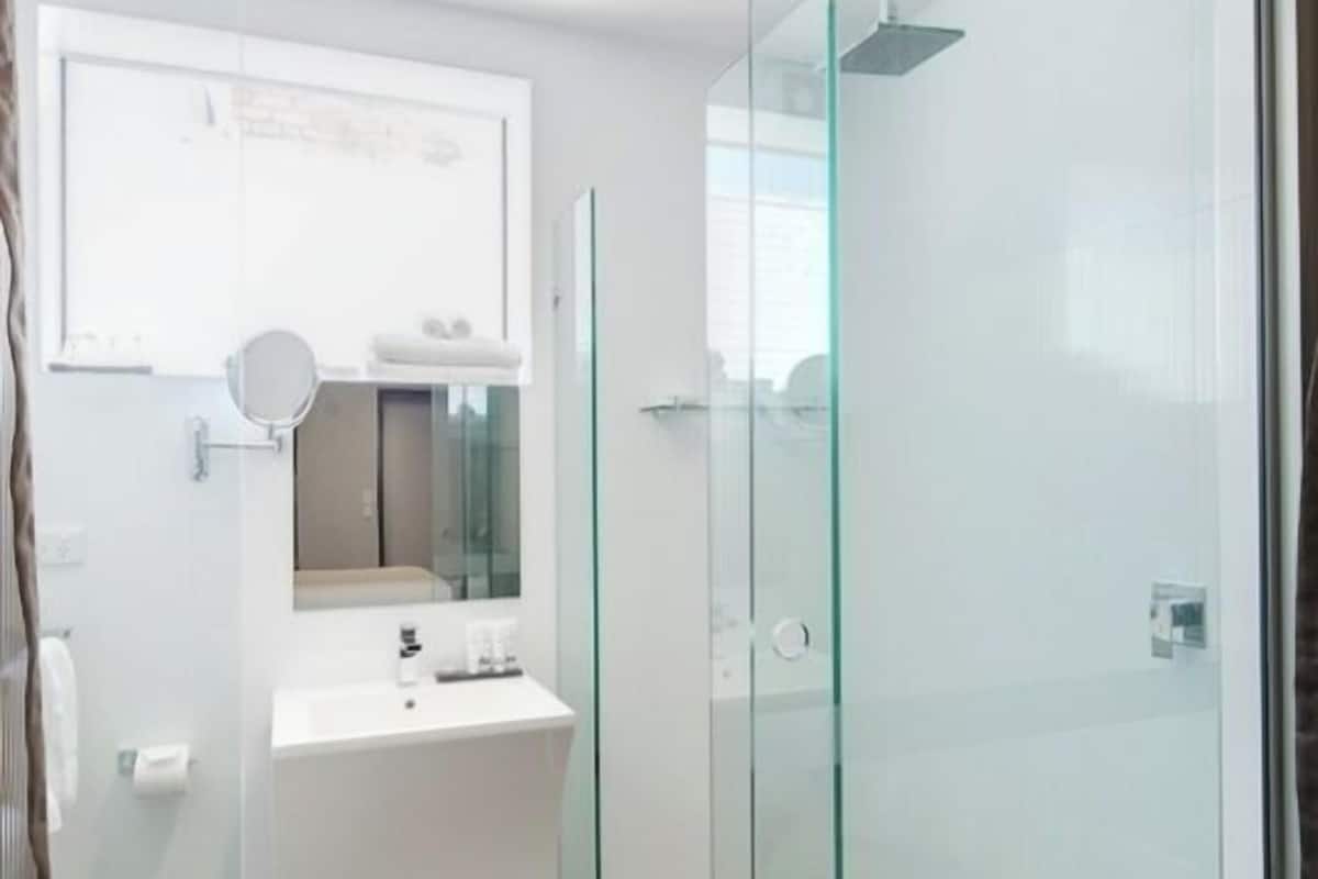 Badezimmer | Dusche, Designer-Toilettenartikel, Haartrockner, Handtücher