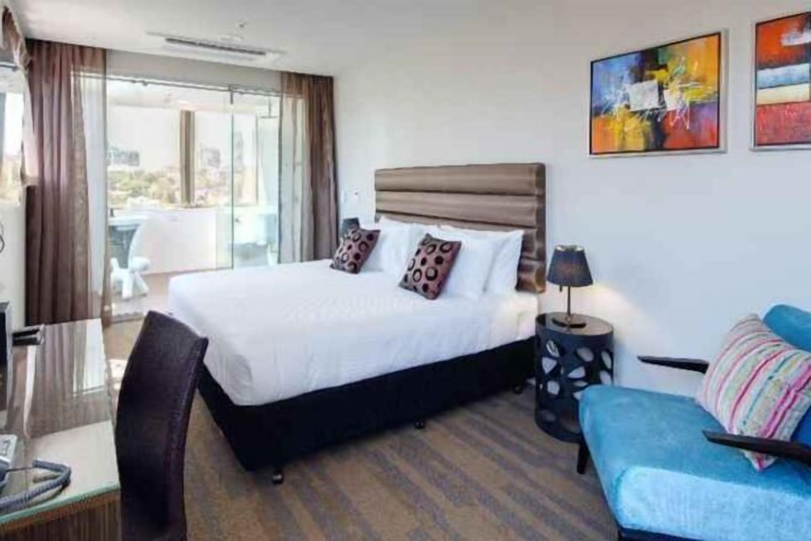 Premium bedding, in-room safe, desk, blackout drapes