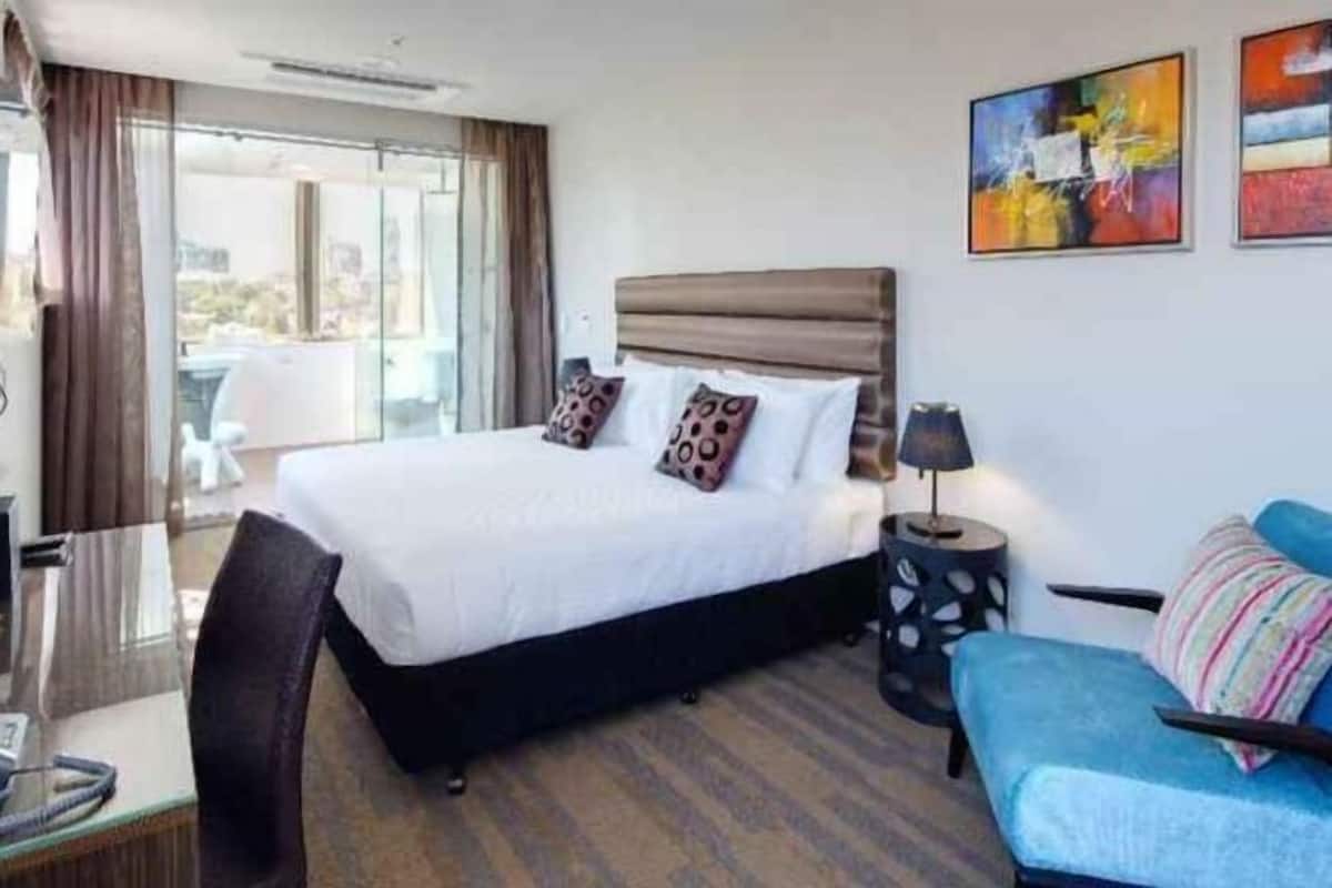 Premium bedding, in-room safe, desk, blackout drapes