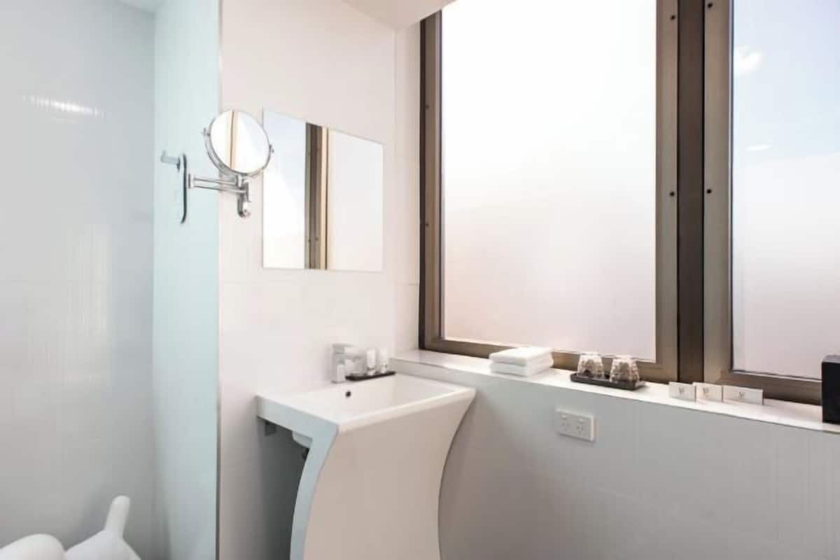 Badezimmer | Dusche, Designer-Toilettenartikel, Haartrockner, Handtücher
