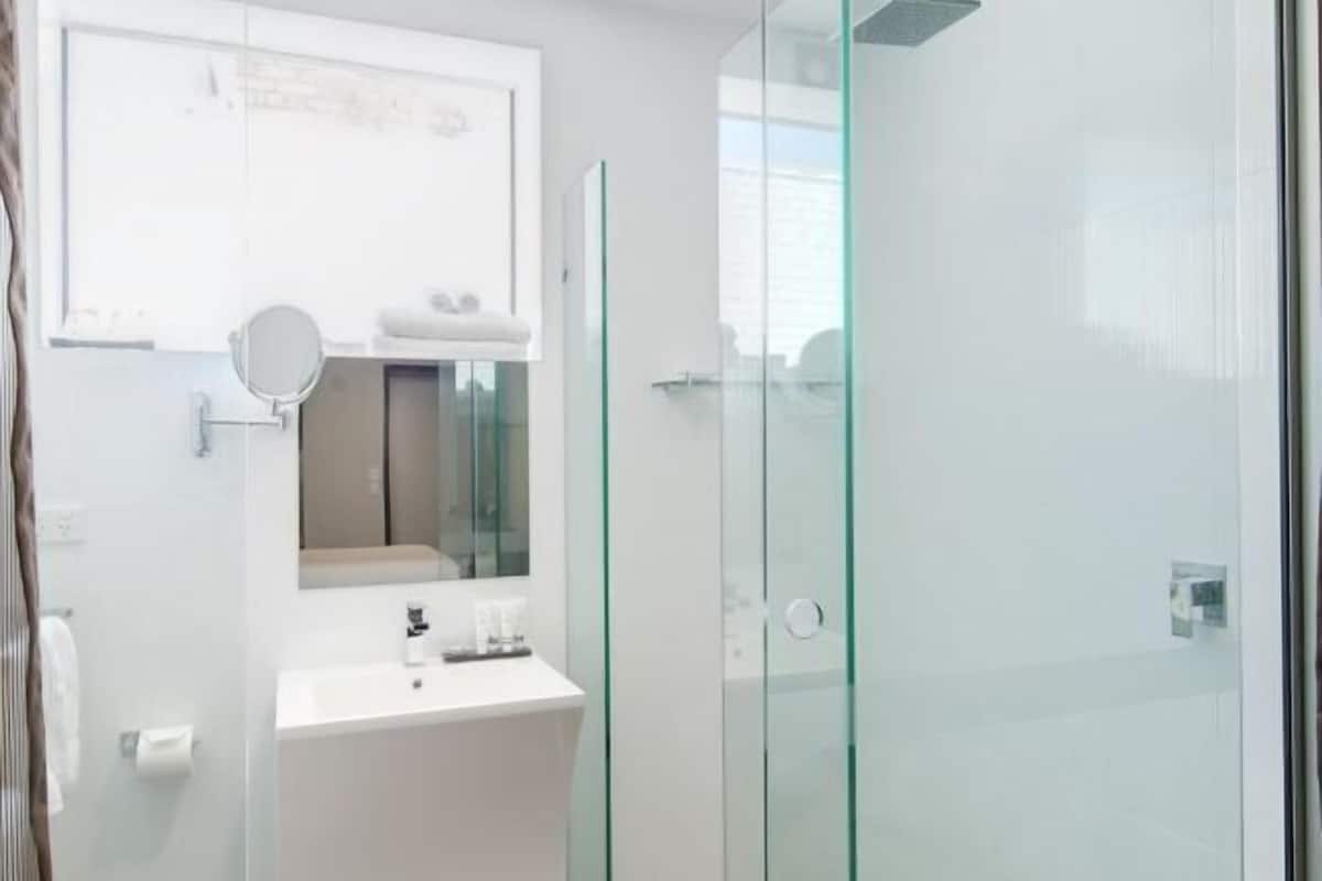 Badezimmer | Dusche, Designer-Toilettenartikel, Haartrockner, Handtücher