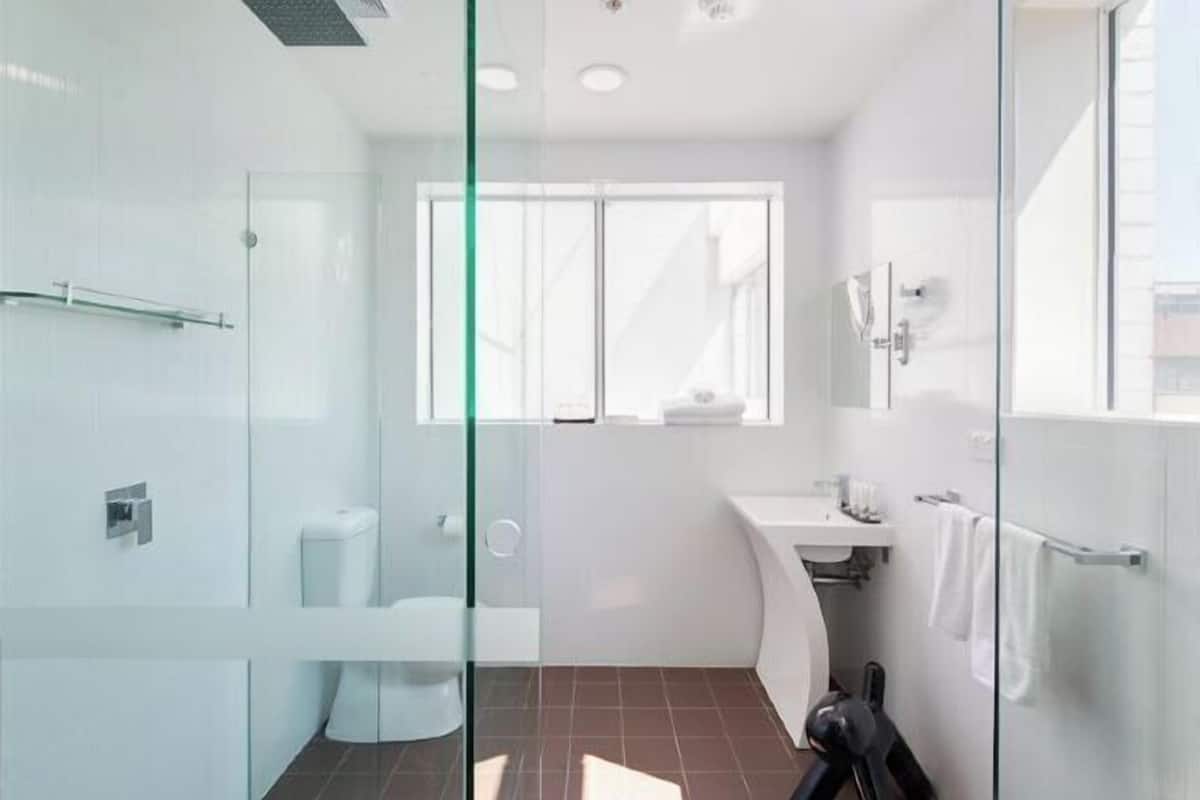 Badezimmer | Dusche, Designer-Toilettenartikel, Haartrockner, Handtücher