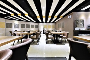 Free daily buffet breakfast - J Hotel (Kaohsiung)
