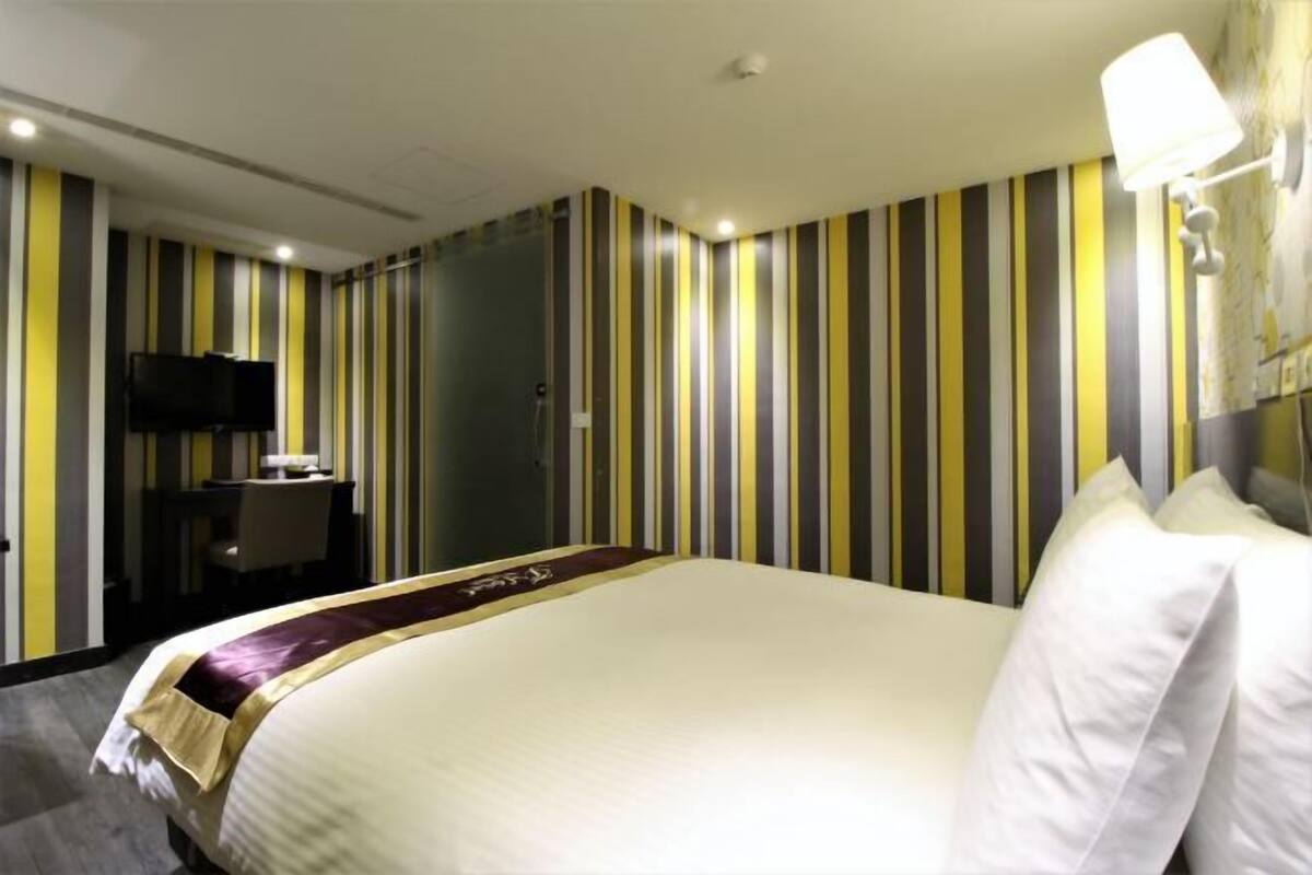 Premium bedding, minibar (free items), in-room safe, desk