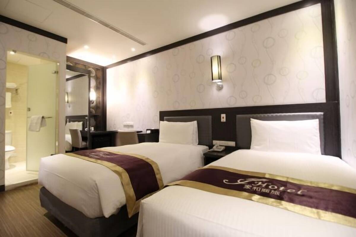 Premium bedding, minibar (free items), in-room safe, desk