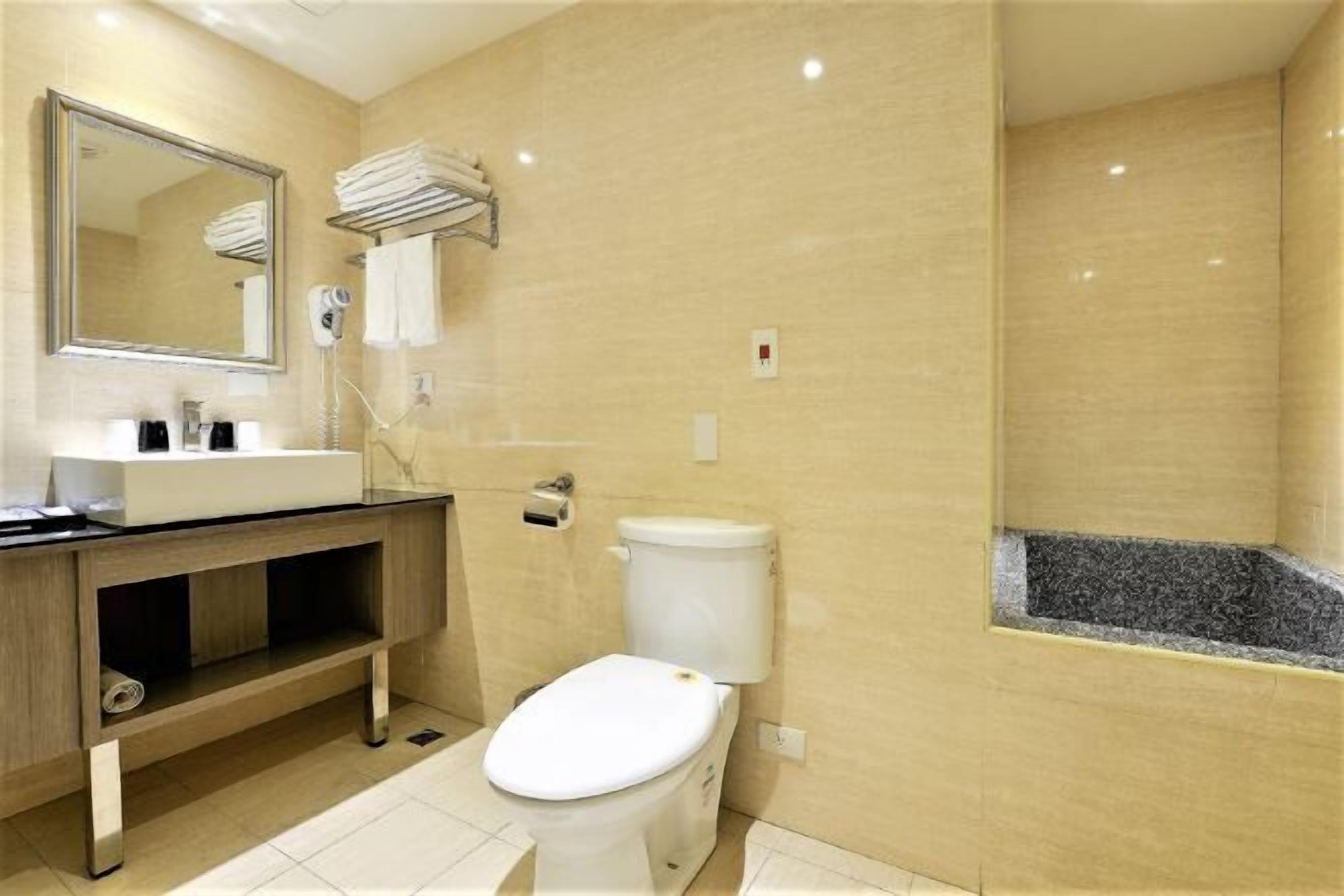 Salle de bain | Douche, sèche-cheveux, chaussons, serviettes fournies