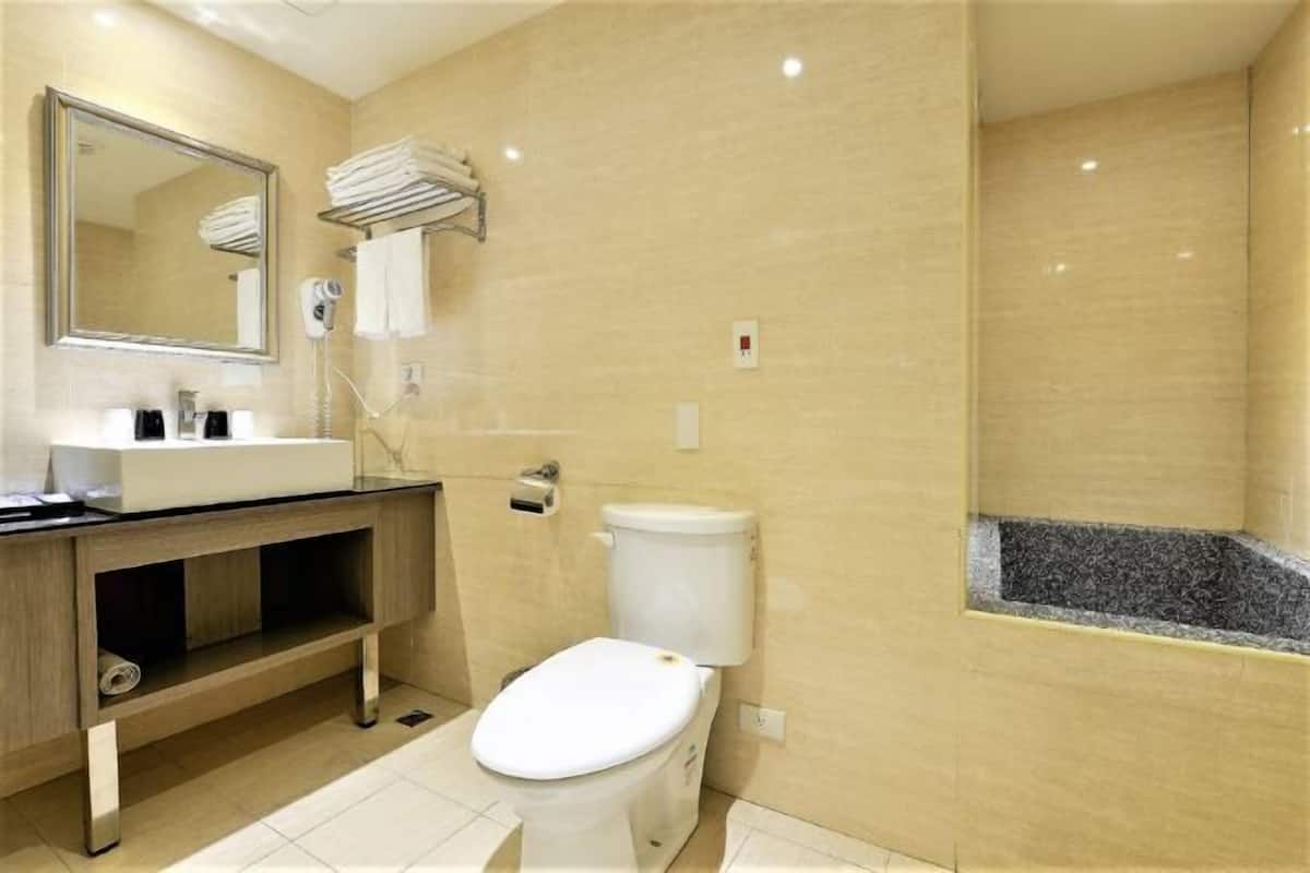 Badezimmer | Dusche, Haartrockner, Hausschuhe, Handtücher