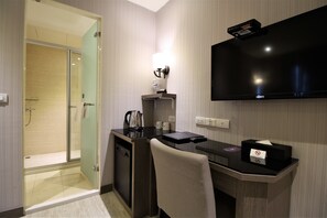 Premium Double Room | Premium bedding, free minibar, in-room safe, desk