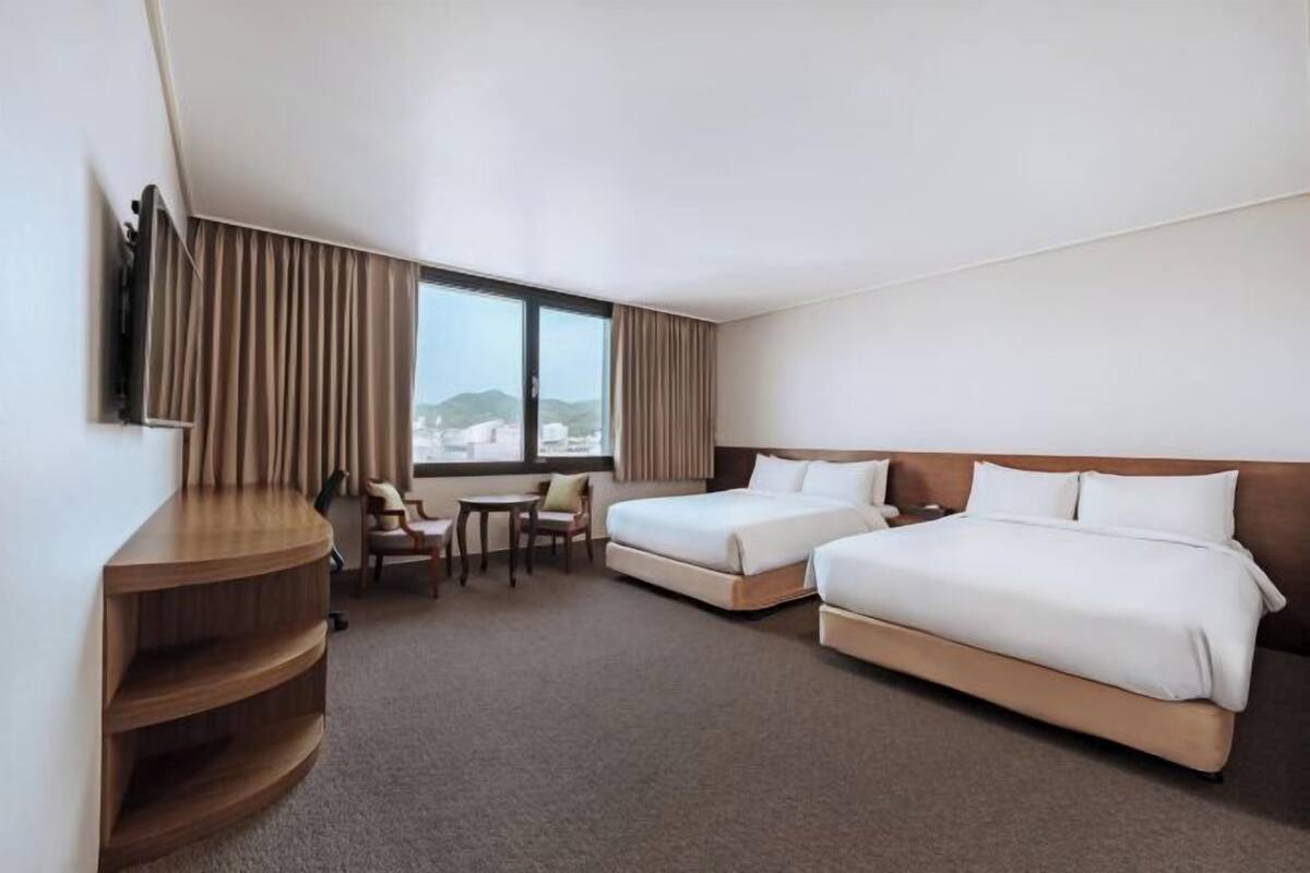 Premium bedding, down duvets, desk, soundproofing