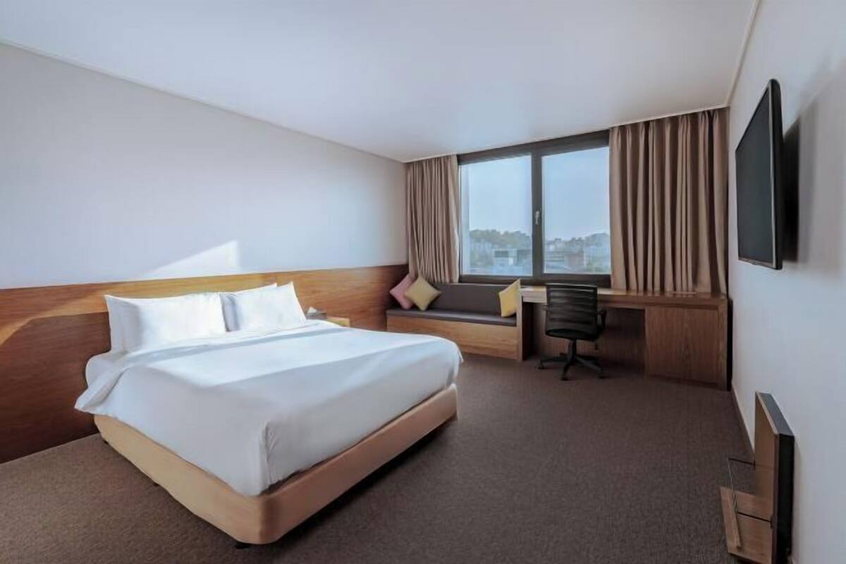 Premium bedding, down duvets, desk, soundproofing