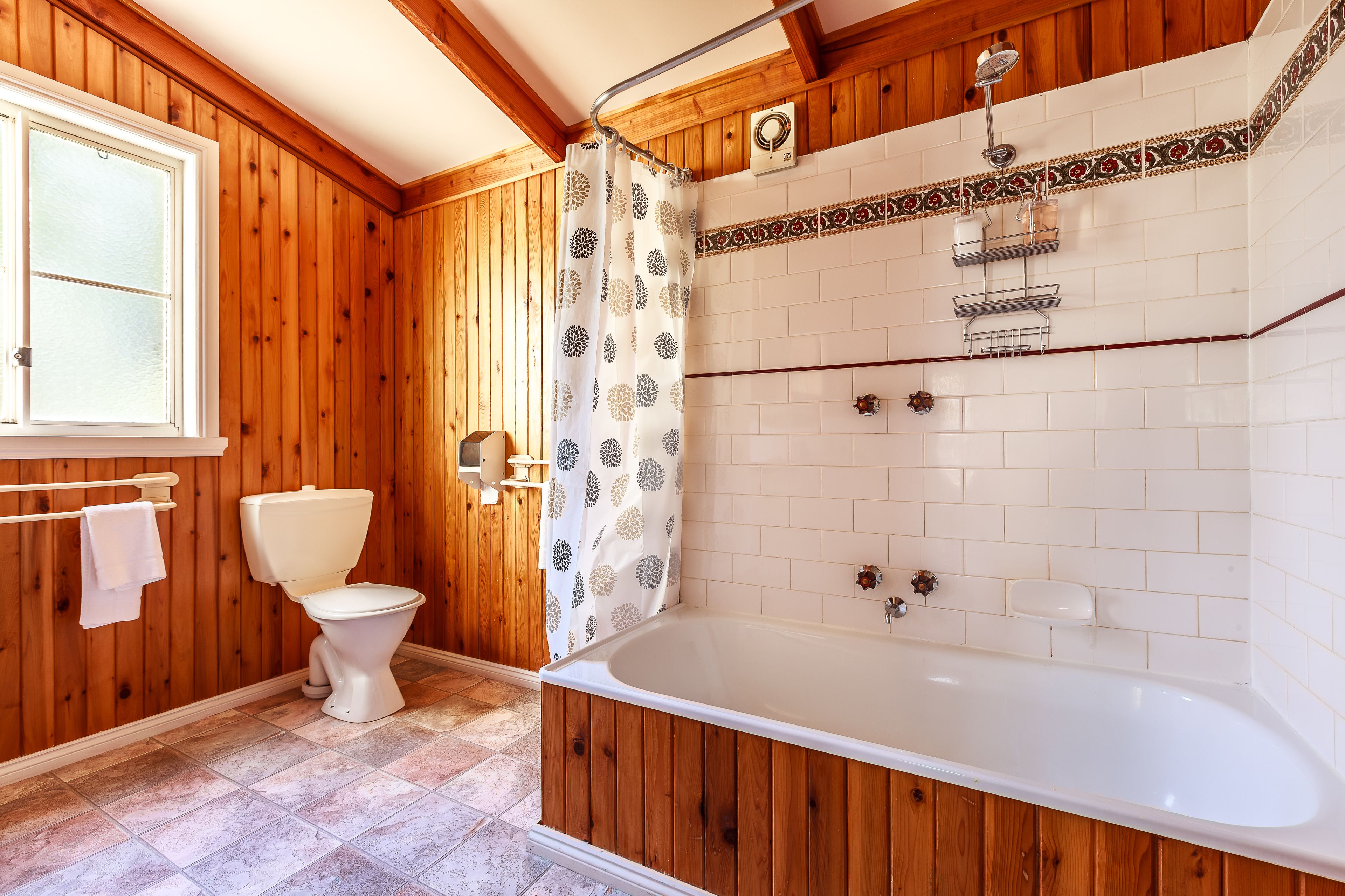 Chaumière familiale, 2 chambres, foyer | Salle de bain | Baignoire et douche séparées, articles de toilette (gratuits)