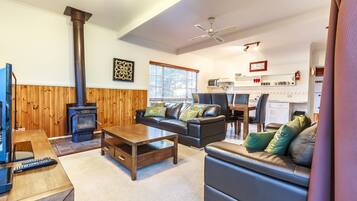 Family Cottage, 2 Bedrooms, Fireplace | Living area