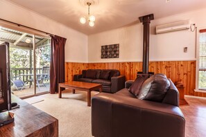 高级村舍, 2 间卧室, 壁炉, 花园景观 | 起居区 | 平板电视、壁炉、DVD 播放器