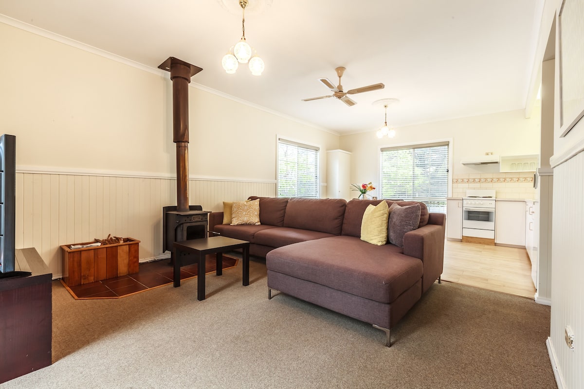 Elite Cottage, 2 Bedrooms, Fireplace, Garden View | Living area