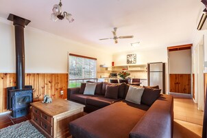 Luxury Cottage, 2 Bedrooms, Jetted Tub, Garden View | Living room | Flat-screen TV, fireplace, DVD player