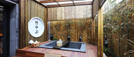 Premium bedding, in-room safe, iron/ironing board, free WiFi